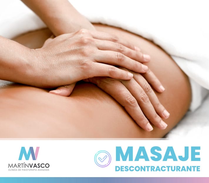 Masaje terapéutico profesional de la espalda y el cuello, una